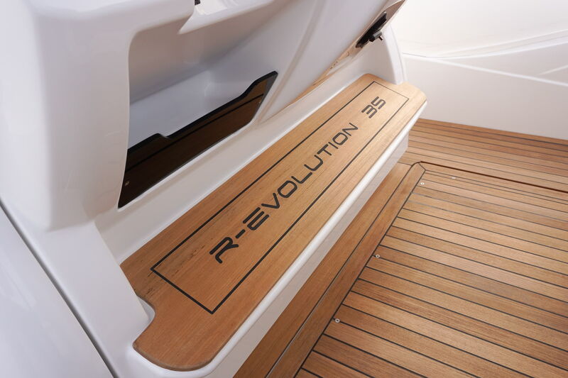 R-Evolution 35